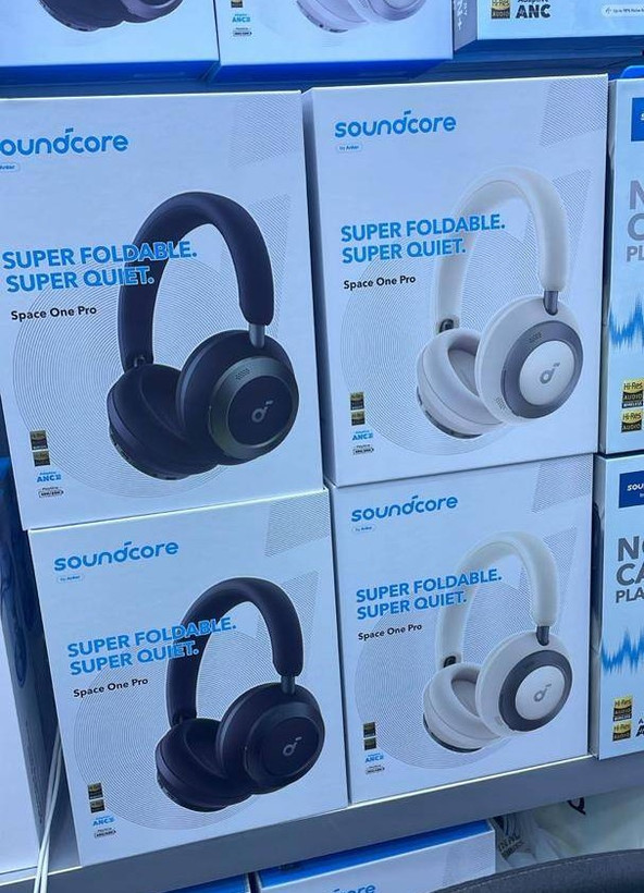 هدفون Soundcore Space One Pro به همراه جعبه آبی رنگ اصلی با نوشتههای Super Foldable و Super Quiet