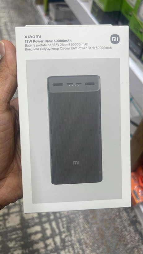 بستهبندی اورجینال پاوربانک Xiaomi PB3018ZM، قرارگیری محصول داخل جعبه اصلی بههمراه متعلقات