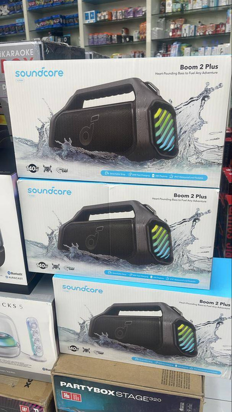 بستهبندی اورجینال اسپیکر Soundcore Boom 2 Plus، قرارگیری محصول داخل جعبه اصلی بههمراه متعلقات
