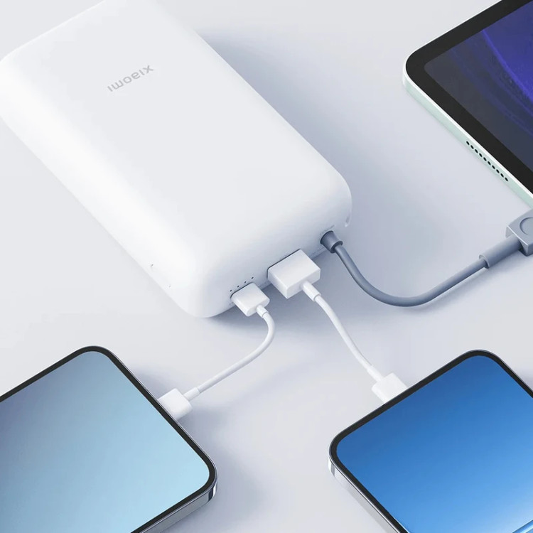 پاوربانک Xiaomi PB2020 در حال شارژ همزمان گوشی موبایل و تبلت با ظرفیت 20000mAh