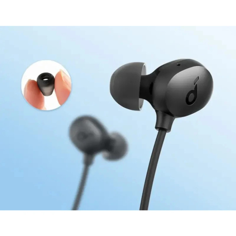 نمای نزدیک گوشی هدفون Anker Life U2i_A3213؛ نشاندهنده اندازه کوچک و ارگونومی گوشی نسبت به انگشت.