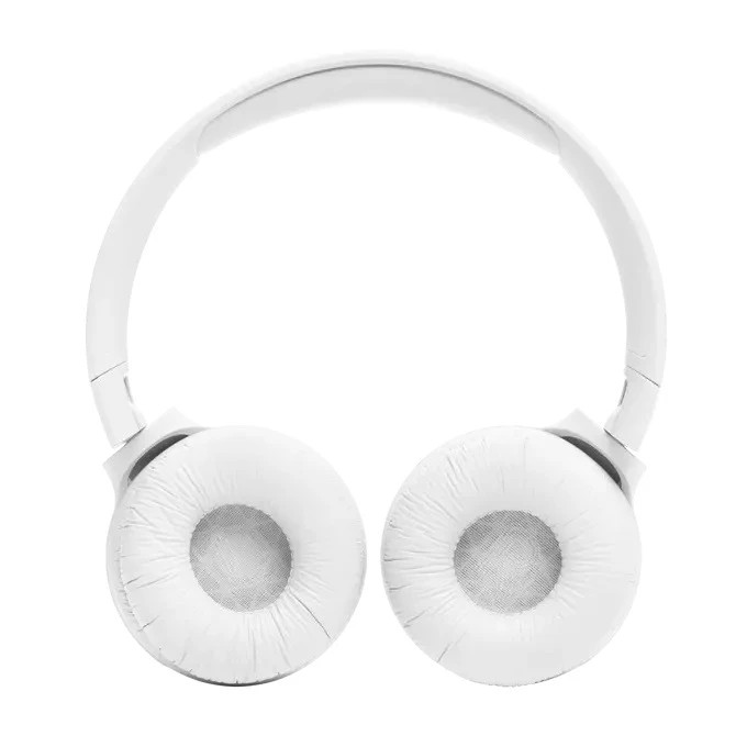 هدفون بیسیم جیبیال مدل Tune 520BT با نمایش حالت داخل گوشی.