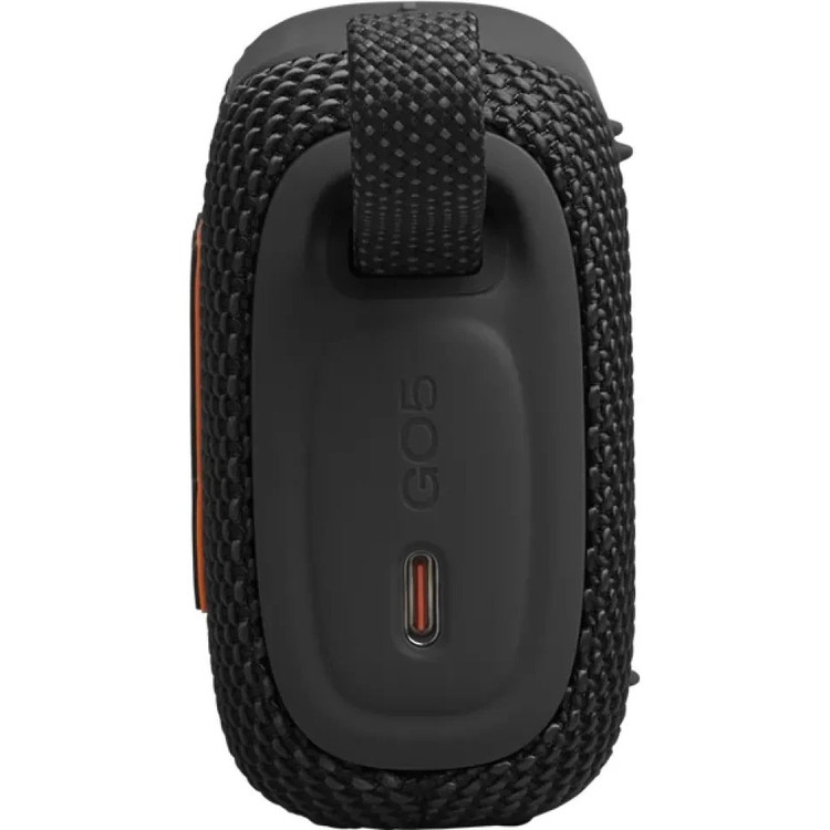نمای نزدیک اسپیکر بلوتوثی JBL Go 5، نمایش پورت USB‑C برای شارژ و جک ورودی صدا