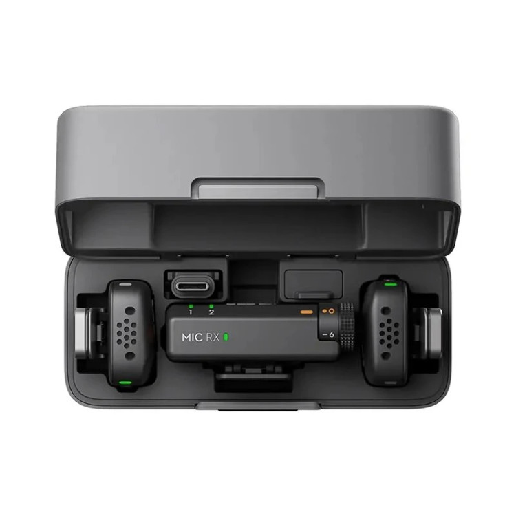 میکروفون DJI Mic Mini در حال شارژ داخل کیس اختصاصی - نمای بالا از فرستنده و گیرنده درون کیس شارژ
