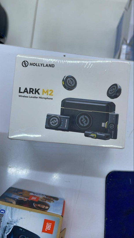 جعبه اصلی میکروفون بیسیم هالی لند LARK M2 کمبو دو کاربره با چیدمان اورجینال کارخانه و لیبل گارانتی معتبر