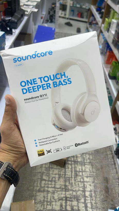 هدفون بلوتوثی انکر Soundcore Q11i A3005 داخل جعبه اورجینال به همراه کابل شارژ USB-C و کابل AUX