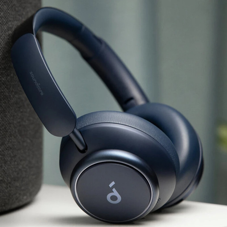 نمای جانبی هدفون بیسیم انکر Soundcore Space Q45 مدل A3040 با گوشیهای دورگوشی، هدبند قابل تنظیم و نشان تجاری Soundcore