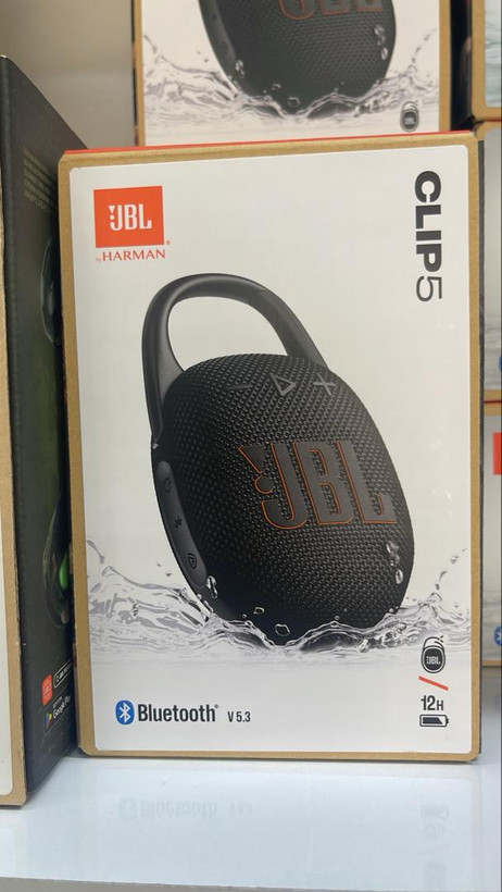 اسپیکر JBL Clip 5 داخل بستهبندی اورجینال به همراه اقلام داخل جعبه.