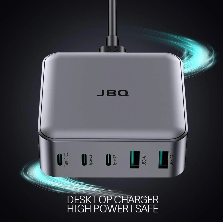 نمای نزدیک از شارژر رومیزی JBQ HyperVolt 130W با طراحی مکعبی خاکستری فلزی، ۵ پورت شارژ