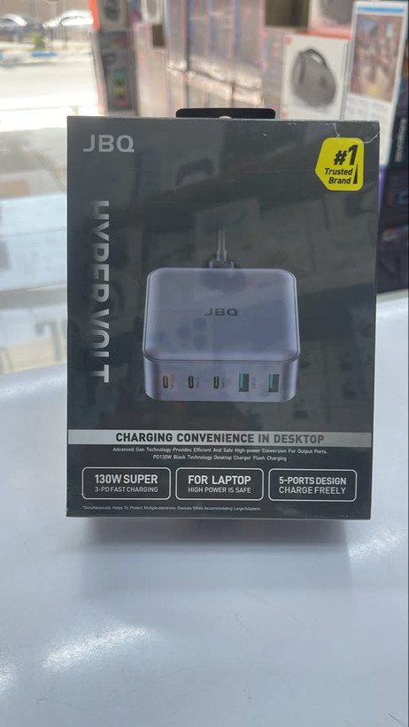 جعبه اورجینال شارژر رومیزی JBQ HyperVolt 130W با طراحی مکعبی خاکستری فلزی، ۵ پورت شارژ
