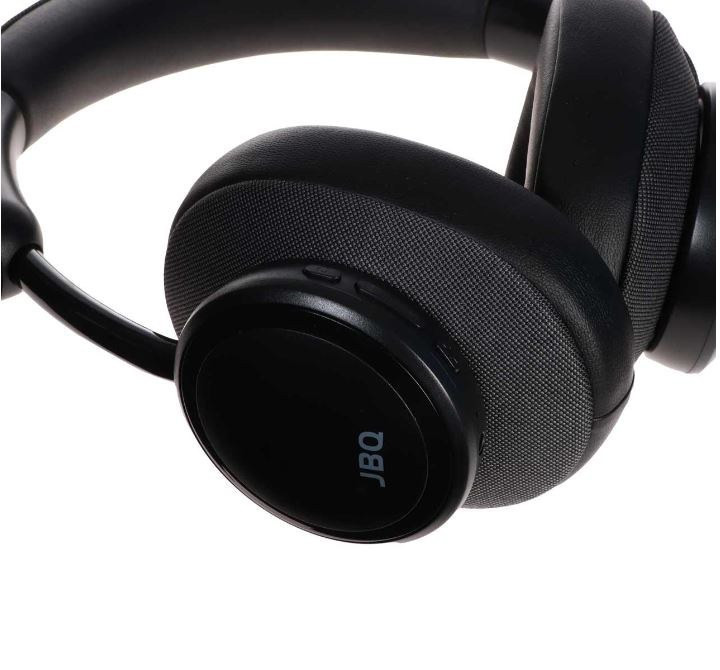 نمای نزدیک و جزئیات هدفون بیسیم روگوشی جی بی کیو مدل HS-300 با طراحی مدرن Over-Ear و رنگ مشکی
