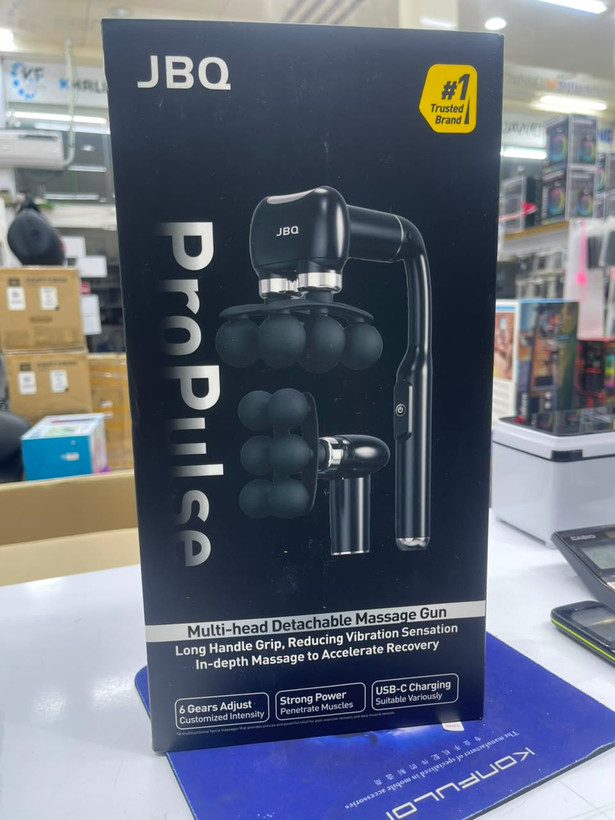 ماساژور تفنگی JBQ Pro Pulse L480652 داخل جعبه اصلی همراه با سریهای ماساژ و لوازم جانبی