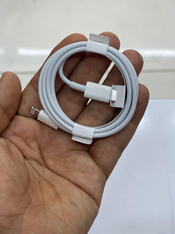 کابل شارژ اصلی Apple USB‑C به Lightning یکمتری داخل جعبه سفید اورجینال اپل