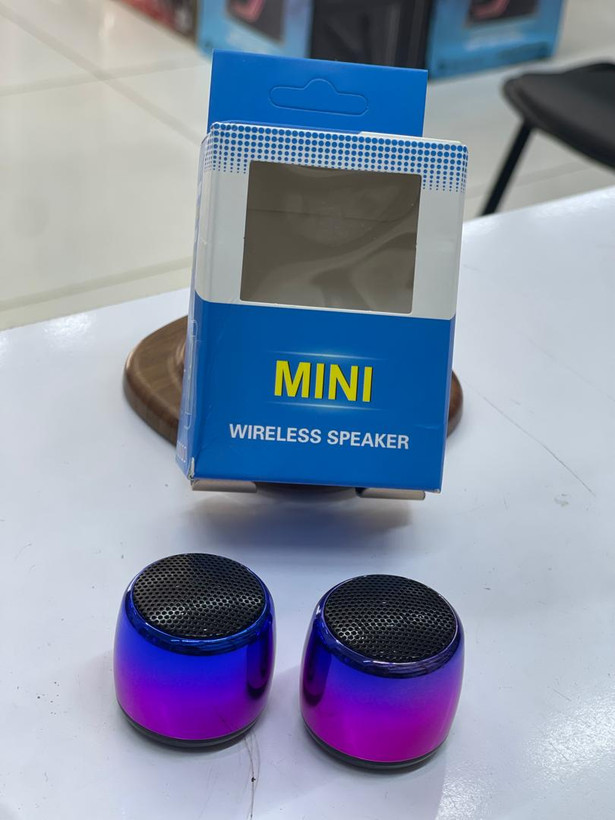 اسپیکر کوچک بلوتوثی Mini رنگ آبی؛ بدنه استوانهای کوچک، کلید تکلمسی روی بدنه و پورت شارژ میکرویواسبی.