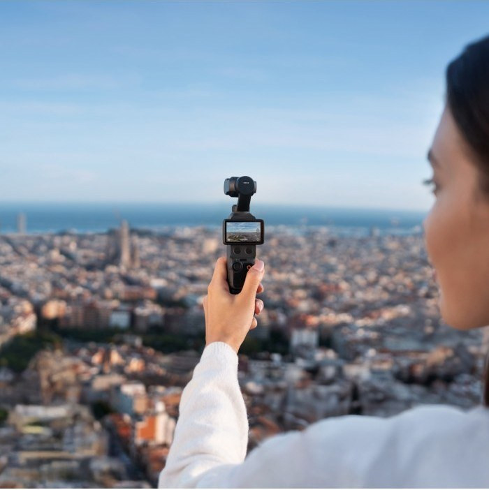 استفاده از دوربین DJI Osmo Pocket 4 Creator Combo در دست برای فیلمبرداری حرفهای و تولید محتوا