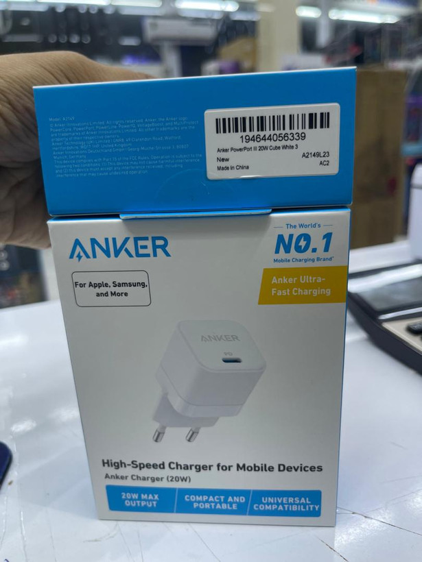 جعبه اورجینال شارژر انکر PowerPort III A2149 20W دو پین - پک اصلی محصول انکر ۲۰ وات همراه با شار