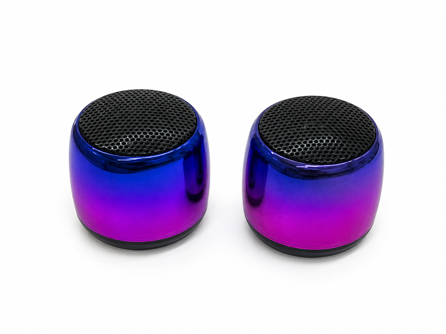 اسپیکر کوچک بلوتوثی Mini رنگ آبی؛ بدنه استوانه‌ای کوچک، کلید تک‌لمسی روی بدنه و پورت شارژ میکرو‌یو‌اس‌بی.